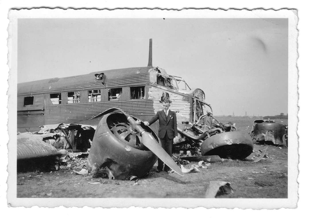 Tetteroo bij vliegtuigwrak in 't Woudt