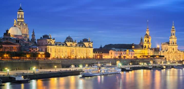 Dresden bij nacht, gezien vanaf de Elbe-oever
