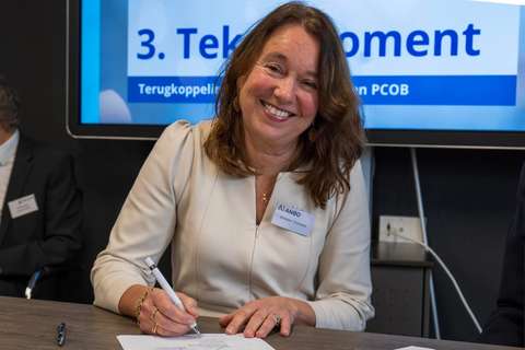 Tekenmoment fusie ANBO-PCOB door directeur-bestuurder Anneke Sipkens