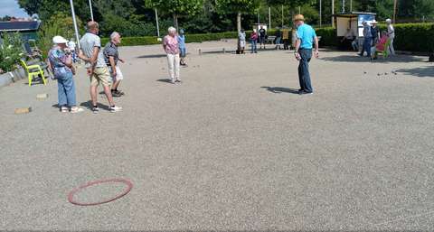 groep mensen die jue de boules spelen