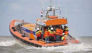 Vrijwilligers zijn de basis Het reddingswerk op zee doen wij met vrijwilligers. Voor dit reddingswerk zijn betrokken mensen hard nodig. Mannen en vrouwen met unieke talenten, verbonden door de zee, het water, boten of een diep verlangen om mensen te helpe