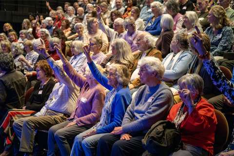 Publiek steekt de hand op | Krachtig ouder worden