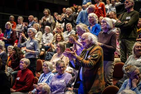 Staand en klappend publiek | Krachtig ouder worden