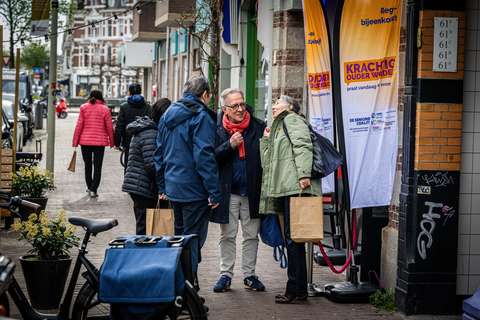 Deelnemers praten buiten na over bijeenkomst  | Krachtig ouder worden