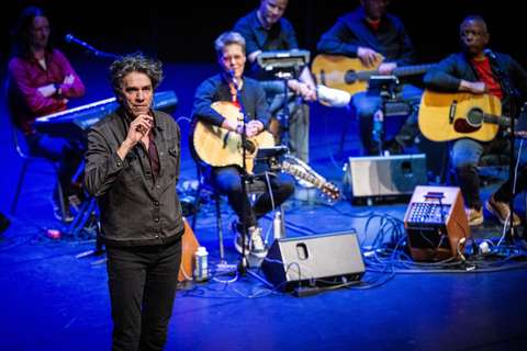 Pieter Hilhorst op podium voor de band | Krachtig ouder worden