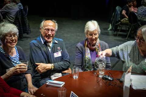 Lachende deelnemers aan gesprekstafel | Krachtig ouder worden