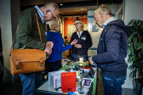 Man onderzoekt tafel in kenniscafé | Krachtig ouder worden