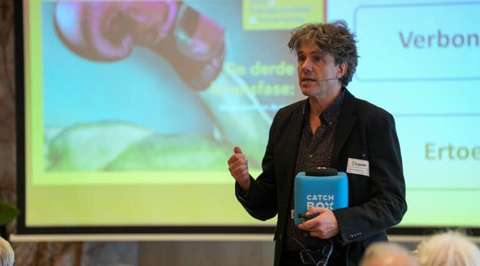 Pieter Hilhorst spreekt voor publiek | Krachtig ouder worden