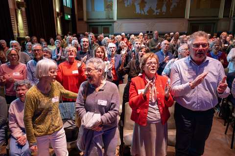 Publiek zingt en klapt mee | Krachtig ouder worden