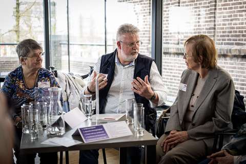 Gespreksbegeleider aan het woord aan gesprekstafel | Krachtig ouder worden