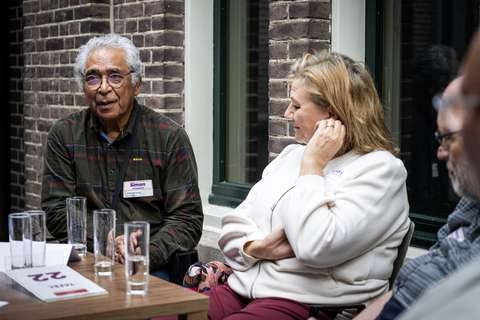 Man aan het woord aan gesprekstafel | Krachtig ouder worden