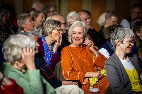 Lachende dame in publiek | Krachtig ouder worden