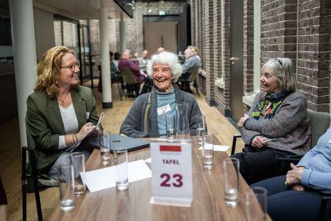 Fijn gesprek aan gesprekstafel | Krachtig ouder worden
