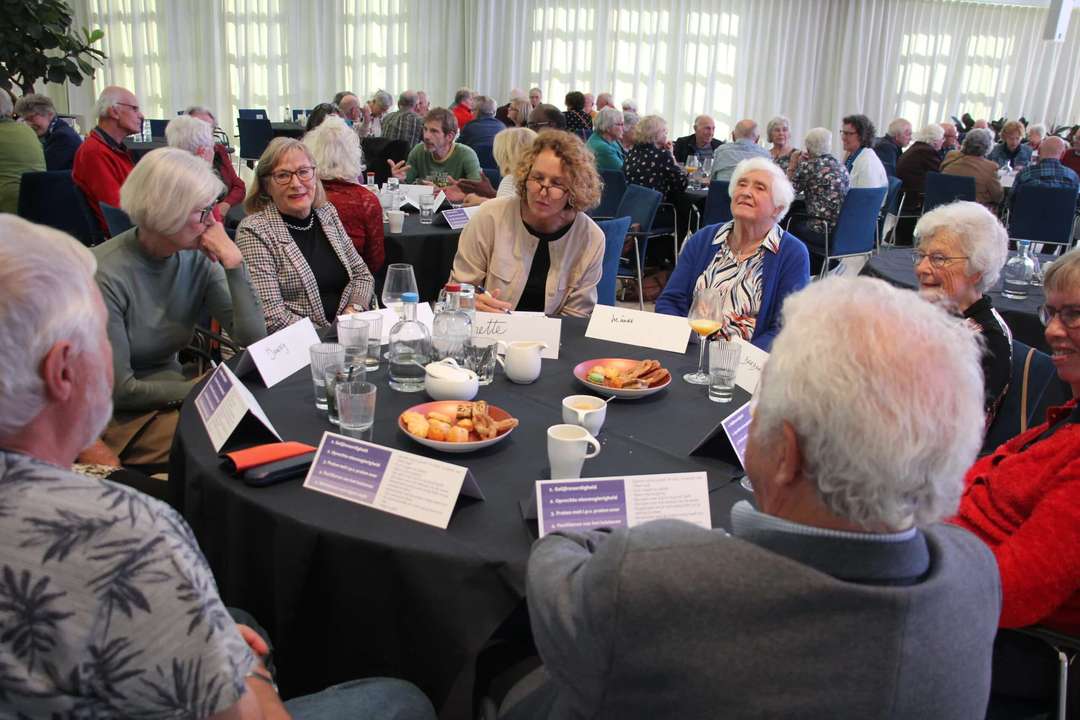 Gesprekstafels tijdens een gesprek in de buurt | Krachtig ouder worden