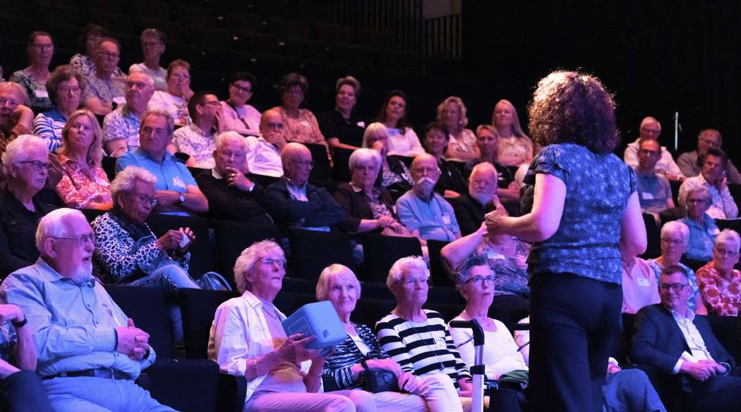 Marlies voor publiek en vrouw met catchbox | Krachtig ouder worden