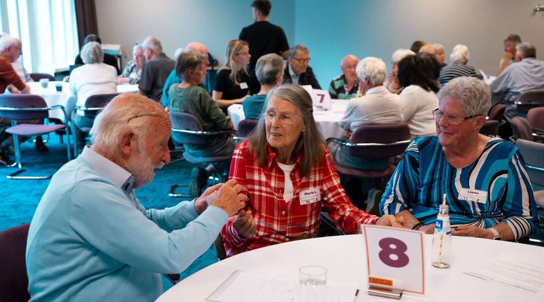 Gespreksbegeleider met twee deelnemers aan gesprekstafel | Krachtig ouder worden