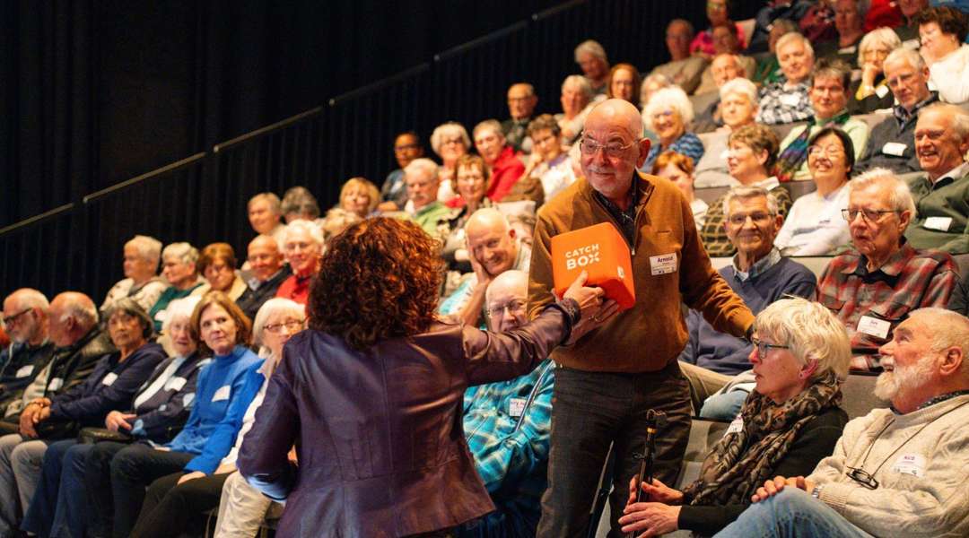 Man in publiek krijgt catchbox | Krachtig ouder worden