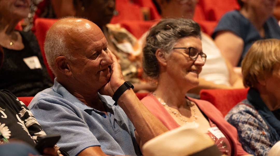 Luisterende man en vrouw in publiek | Krachtig ouder worden