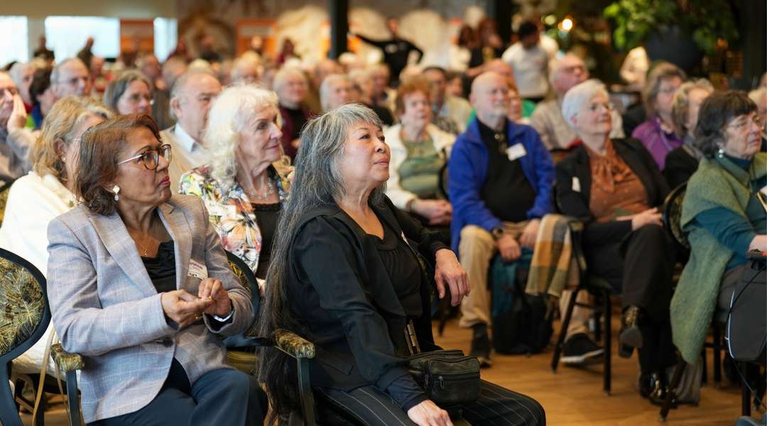 Luisterend publiek tijdens bijeenkomst  | Krachtig ouder worden