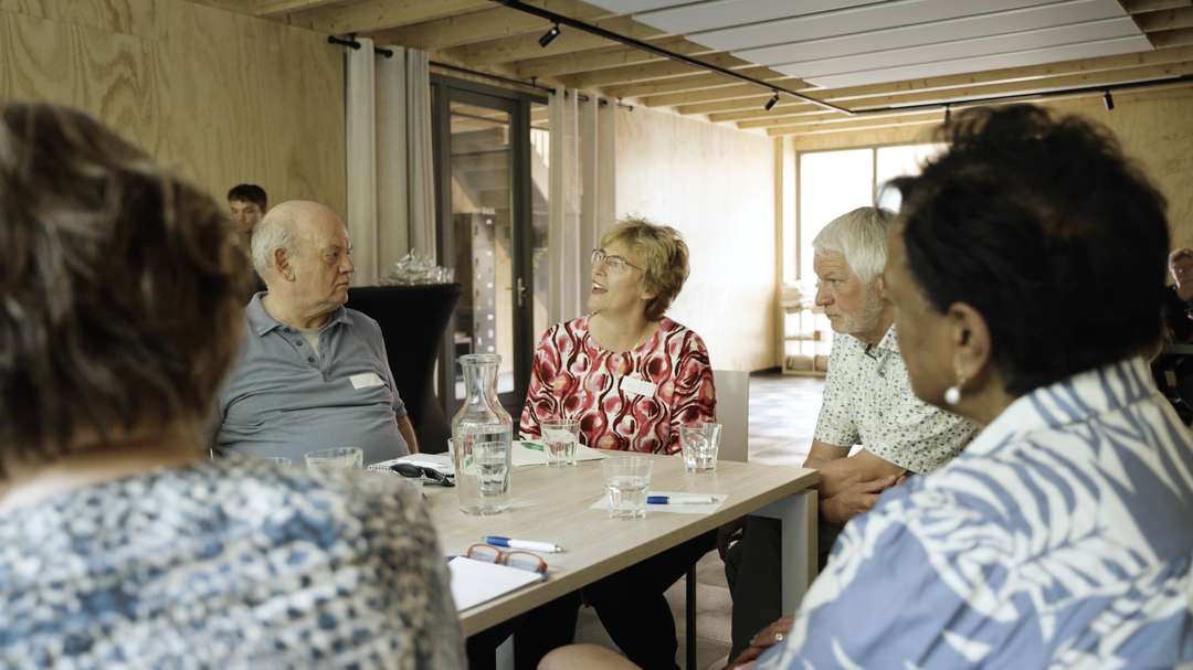Gesprekstafel tijdens kleinere bijeenkomst | Krachtig ouder worden