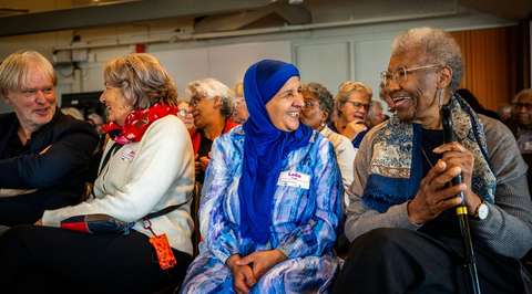 Twee dames in publiek lachen