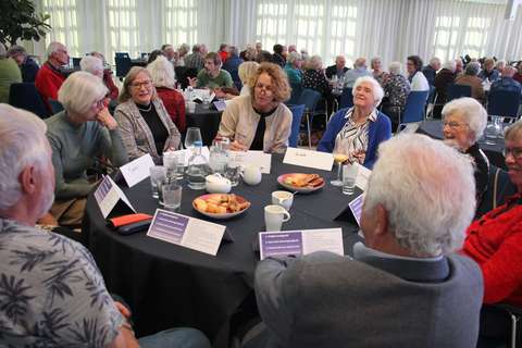 Gesprekstafels tijdens een gesprek in de buurt | Krachtig ouder worden