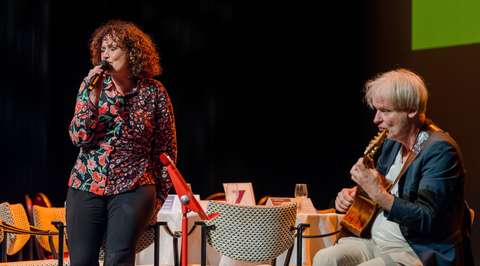 Marlies en Tom spelend op podium | Krachtig ouder worden