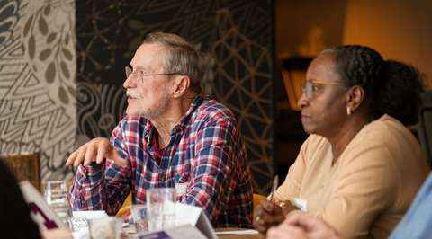 Men legt iets uit aan gesprekstafel | Krachtig ouder worden