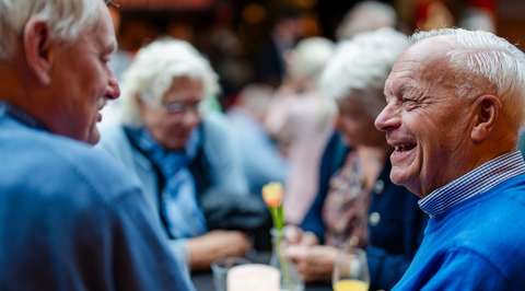 Lachende man tijdens de borrel | Krachtig ouder worden
