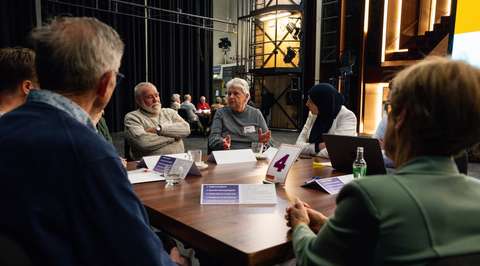 Gesprek aan gesprekstafel | Krachtig ouder worden