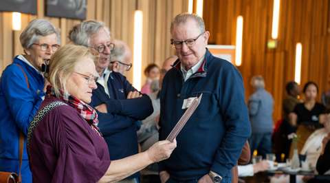 Mannen en vrouwen lezen informatie | Krachtig ouder worden
