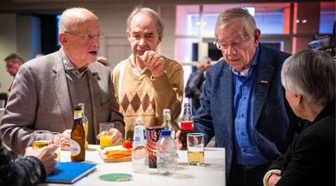 Drie mannen aan statafel tijdens borrel | Krachtig ouder worden