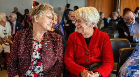 Twee dames samen in publiek | Krachtig ouder worden