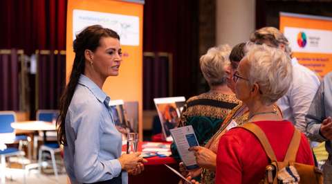 Dames in gesprek bij organisatie Kenniscafé | Krachtig ouder worden