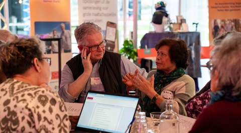 Gesprekstafel tijdens bijeenkomst | Krachtig ouder worden