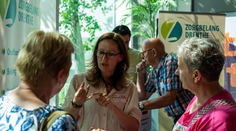 Drie pratende dames bij organisatie in Kenniscafé | Krachtig ouder worden