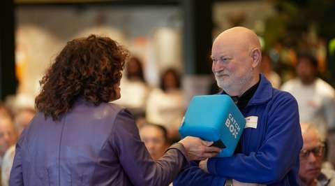 Man wordt catchbox voorgehouden | Krachtig ouder worden