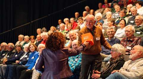 Man in publiek krijgt catchbox | Krachtig ouder worden