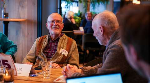 Gespreksbegeleider in gesprek met man aan gesprekstafel | Krachtig ouder worden