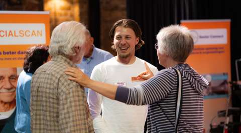 Ouder stel in gesprek met jonge notulist | Krachtig ouder worden