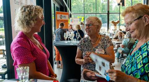 Drie dames in gesprek in Kenniscafé | Krachtig ouder worden