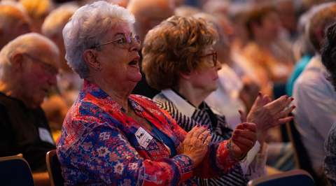 Zingende vrouw in publiek | Krachtig ouder worden
