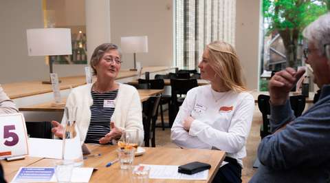 Vrouw aan gesprekstafel met notuliste | Krachtig ouder worden