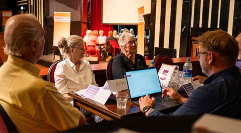 Laptop op gesprekstafel | Krachtig ouder worden