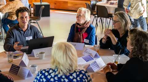 Gesprekstafel tijdens bijeenkomst | Krachtig ouder worden