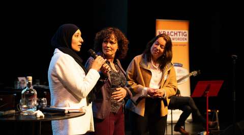 Drie dames op het podium voor interview | Krachtig ouder worden