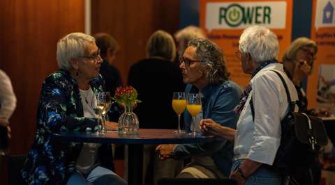 In gesprek aan statafel tijdens Kenniscafé | Krachtig ouder worden