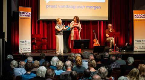 Interview op podium tijdens bijeenkomst | Krachtig ouder worden