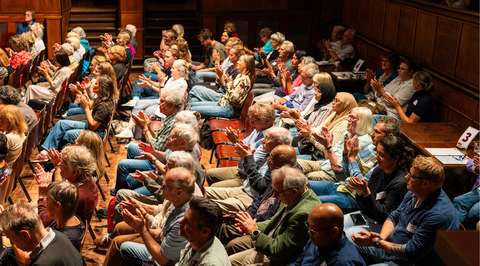 Klappend publiek in zaal | Krachtig ouder worden