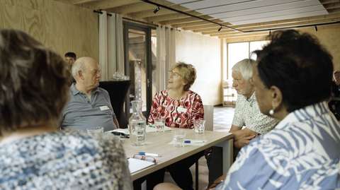 Gesprekstafel tijdens kleinere bijeenkomst | Krachtig ouder worden